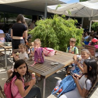 1.A v zoo děti se zmzlinou u stolečku sedí